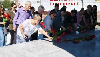 В честь 81-й годовщины Великой Победы специалисты Центра сопровождения и инноваций возложили цветы к Памятному знаку Героям-лётчикам 16-й воздушной армии.