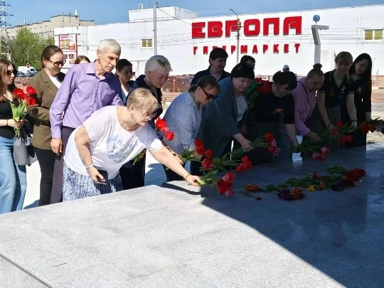 В честь 81-й годовщины Великой Победы специалисты Центра сопровождения и инноваций возложили цветы к Памятному знаку Героям-лётчикам 16-й воздушной армии.